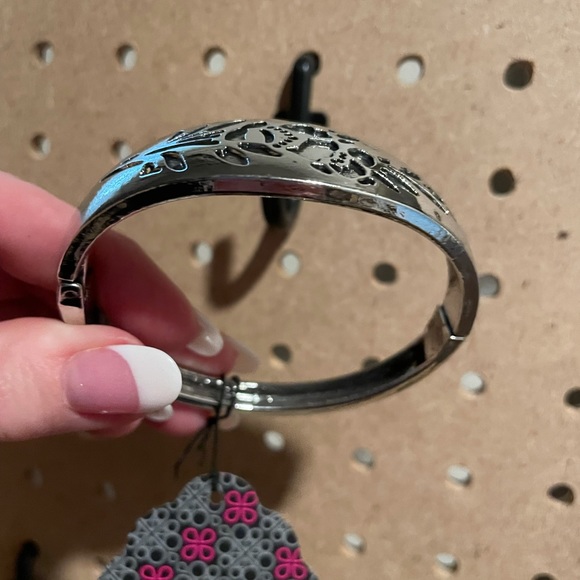 Silver hinge cuff with engraved floral design. - Picture 2 of 3